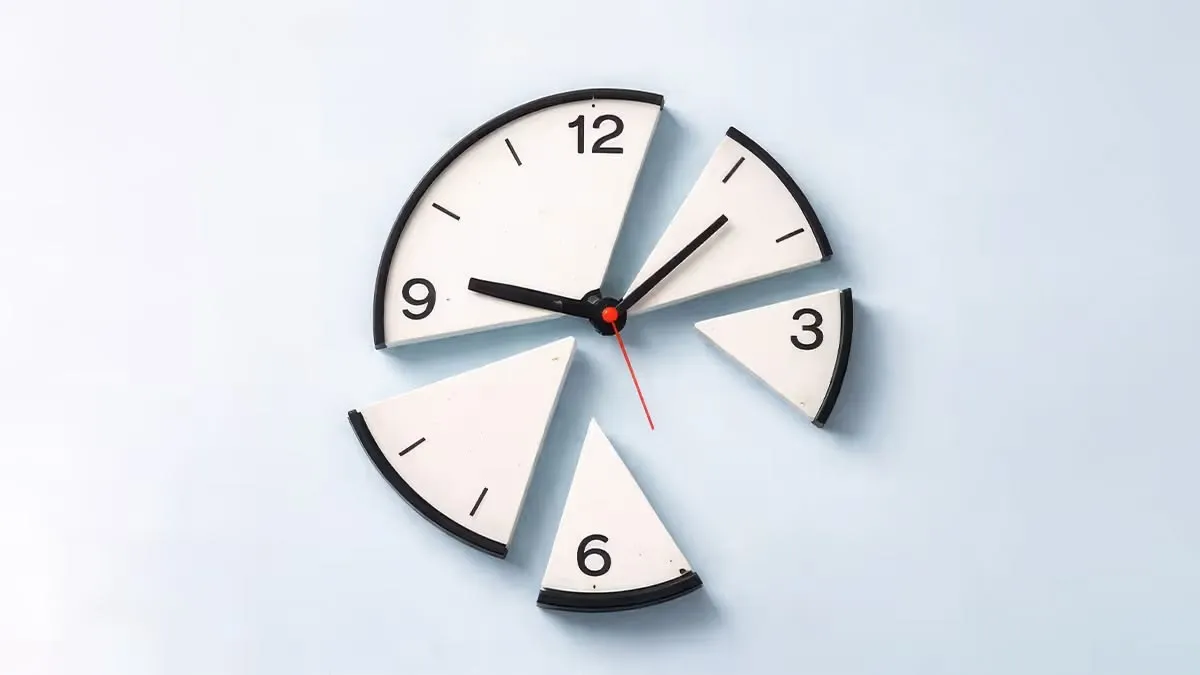 Horloge murale découpée en plusieurs morceaux