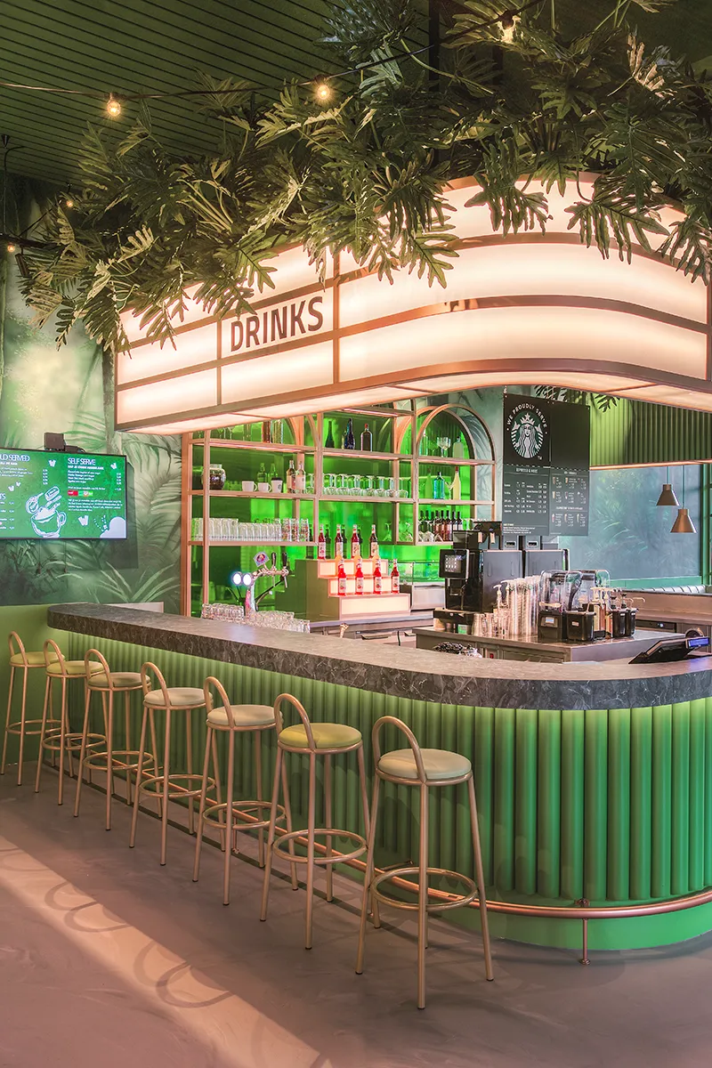 Verlichte drinksbar met tropisch interieur en sfeervolle LED-verlichting in restaurant Walibi, gerealiseerd door Halo Lighting