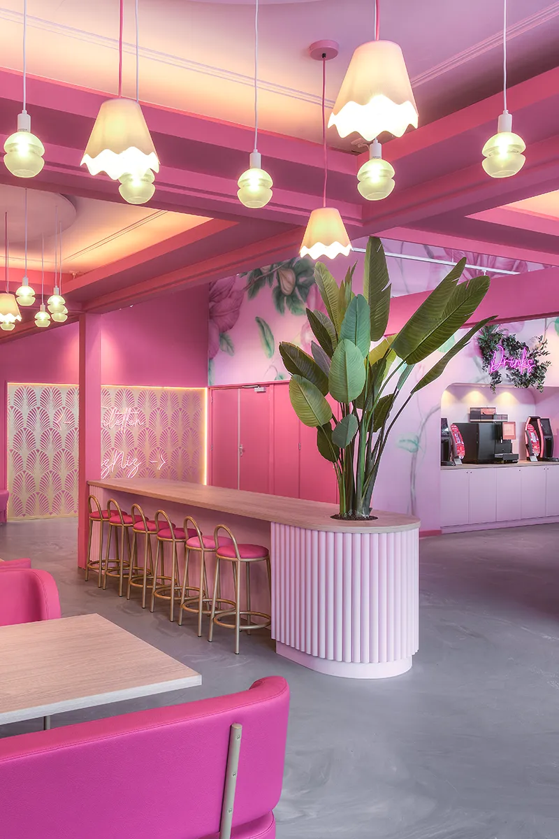 Roze restaurantinrichting in Walibi met decoratieve hanglampen in diverse vormen en warme sfeerverlichting