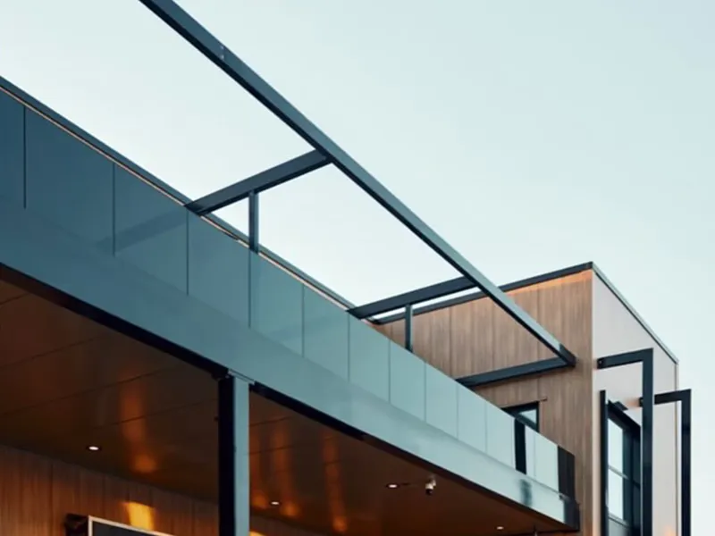 Buitenaanzicht van luxe kantoorgebouw met houten gevelplaten, glazen balustrade en warme inbouwverlichting onder het dakoverhang