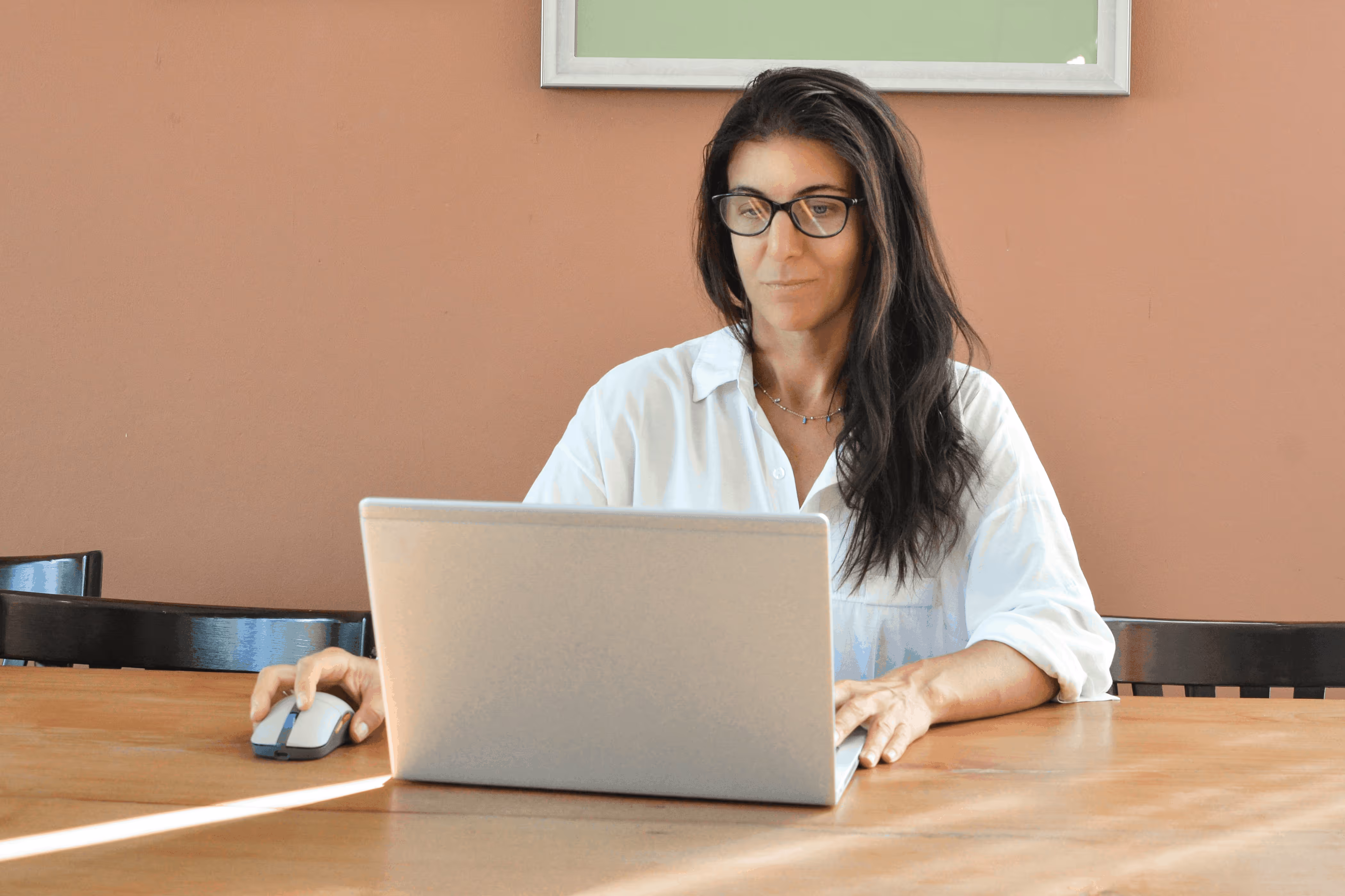 une femme sur son ordinateur portable