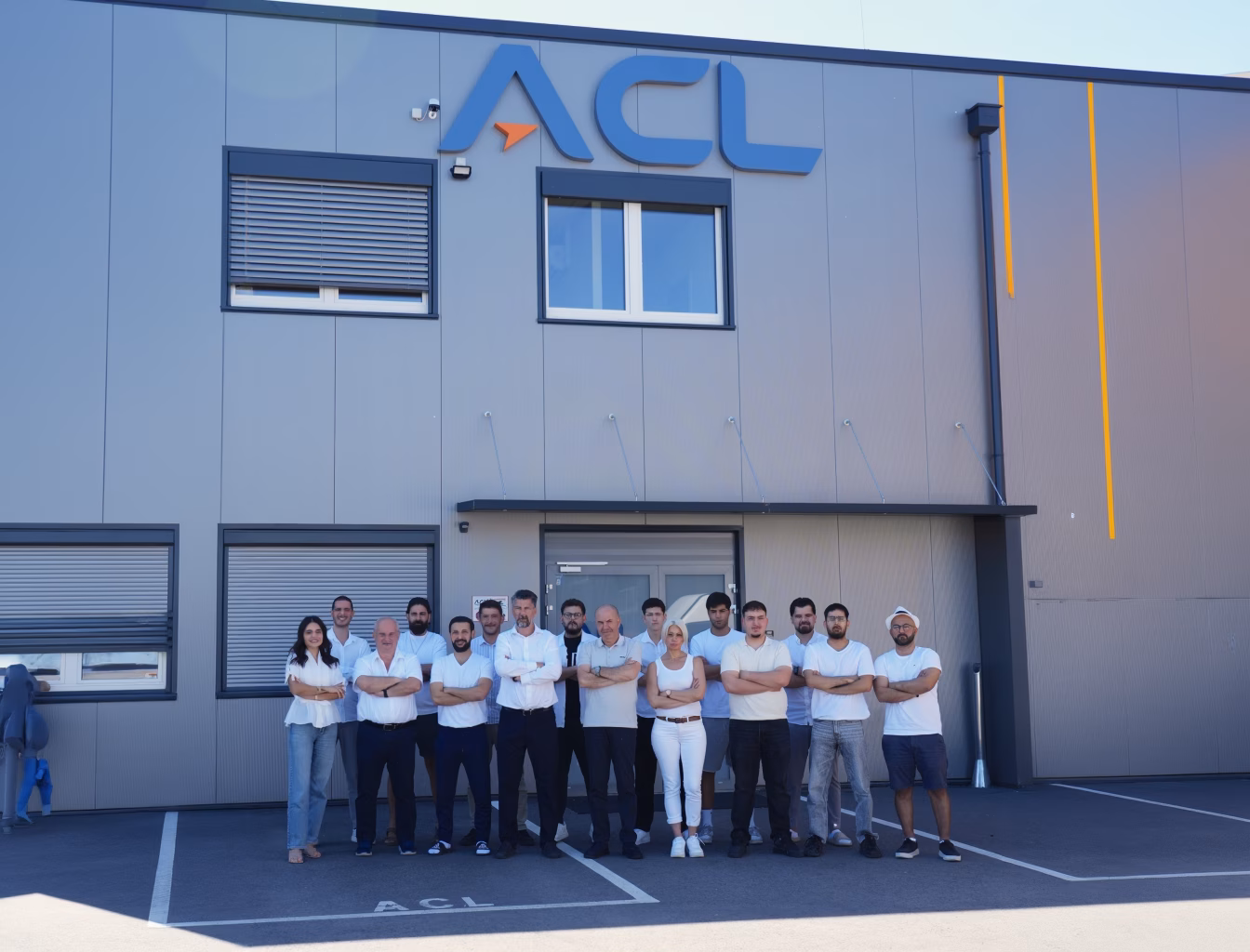 Team von ACL Transport vor dem Firmenstandort in St. Florian