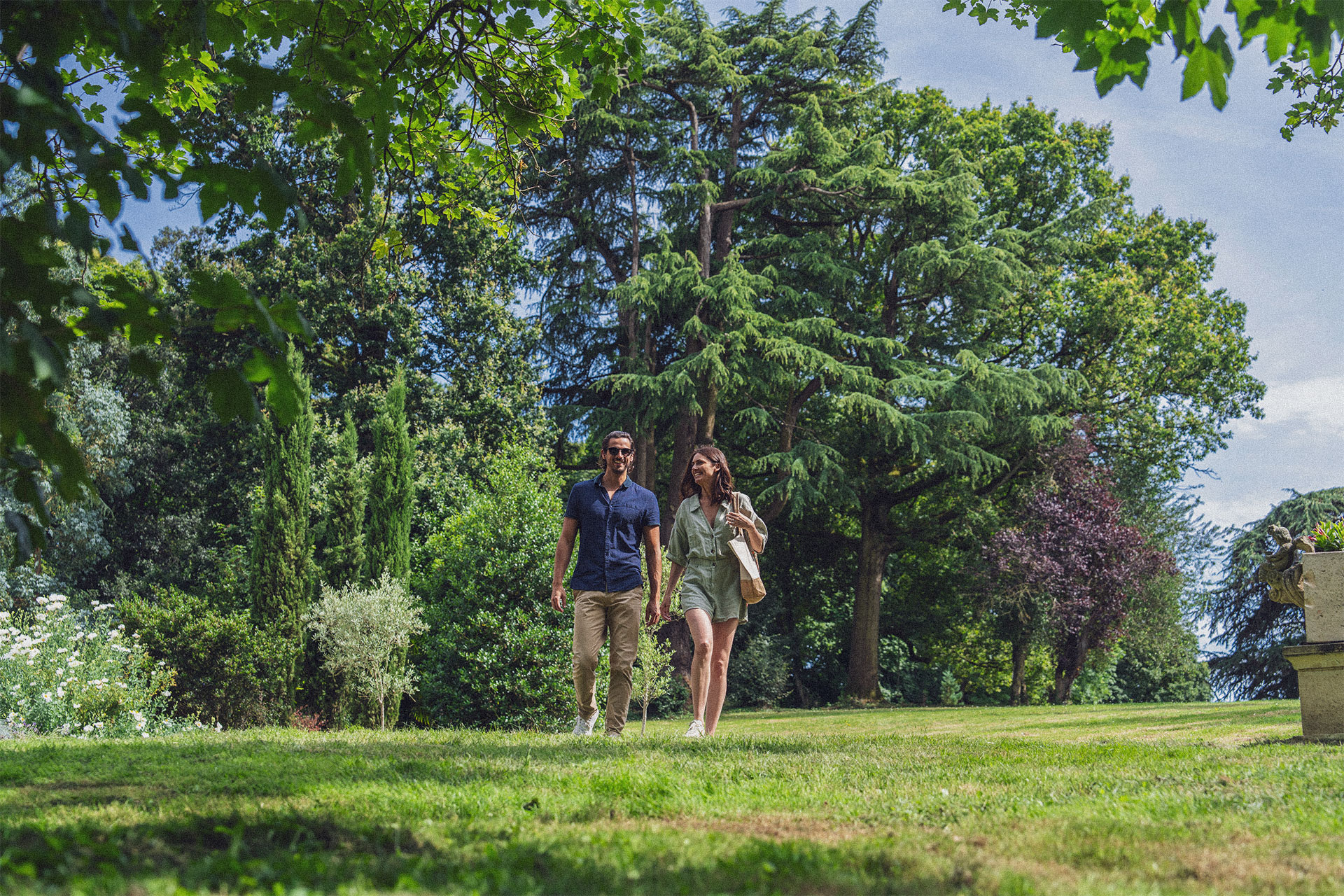 Promenade en couple dans le parc du Château des Forges