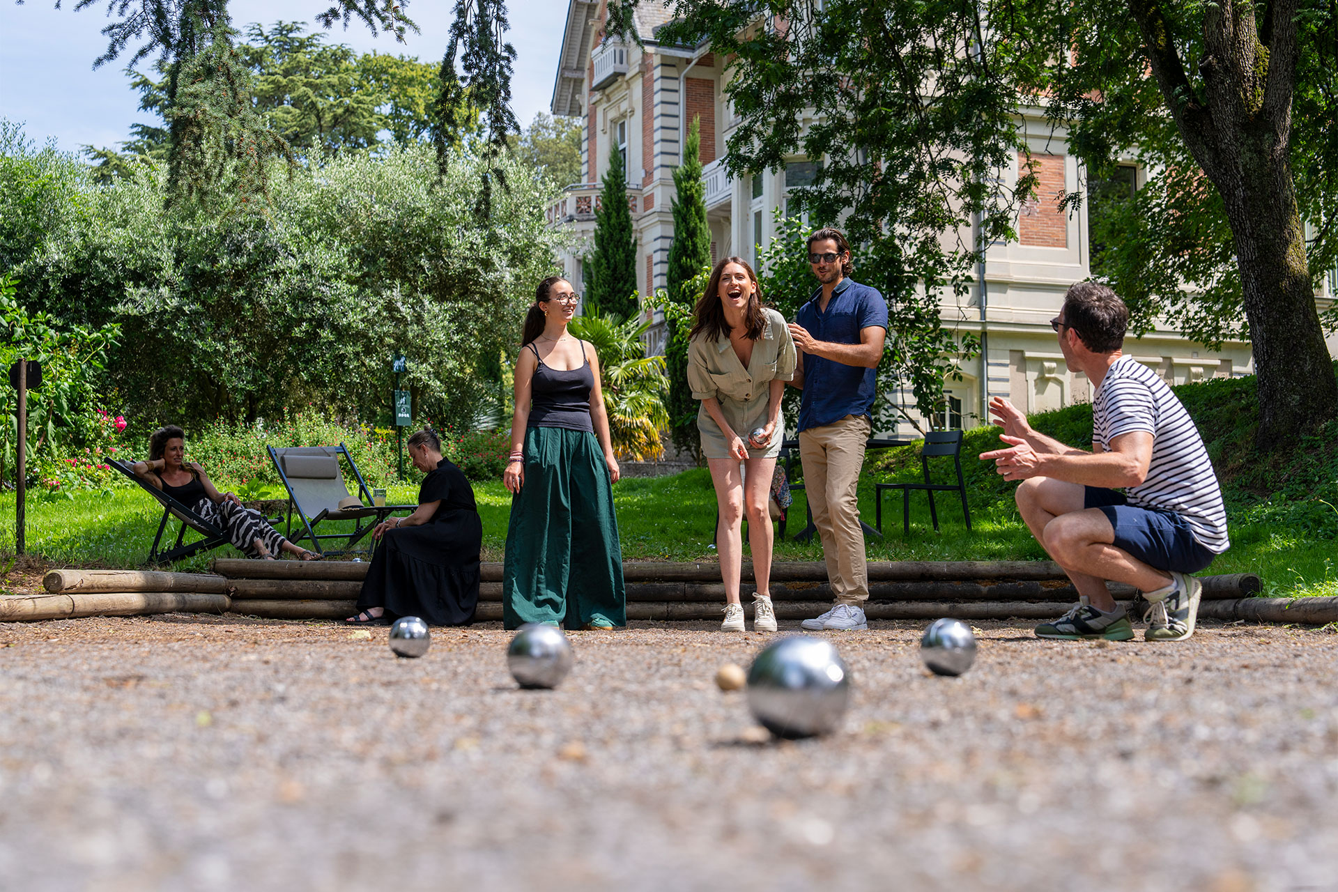 Partie de pétanque dans le parc du Château des Forges