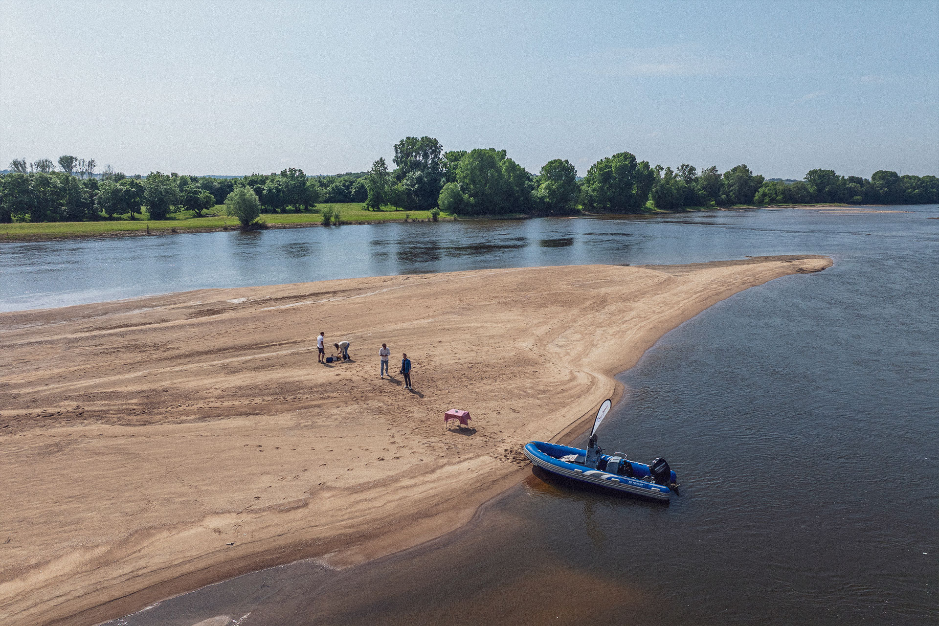 Escale sur un banc de sable de la Loire lors d’une expérience du Château des Forges
