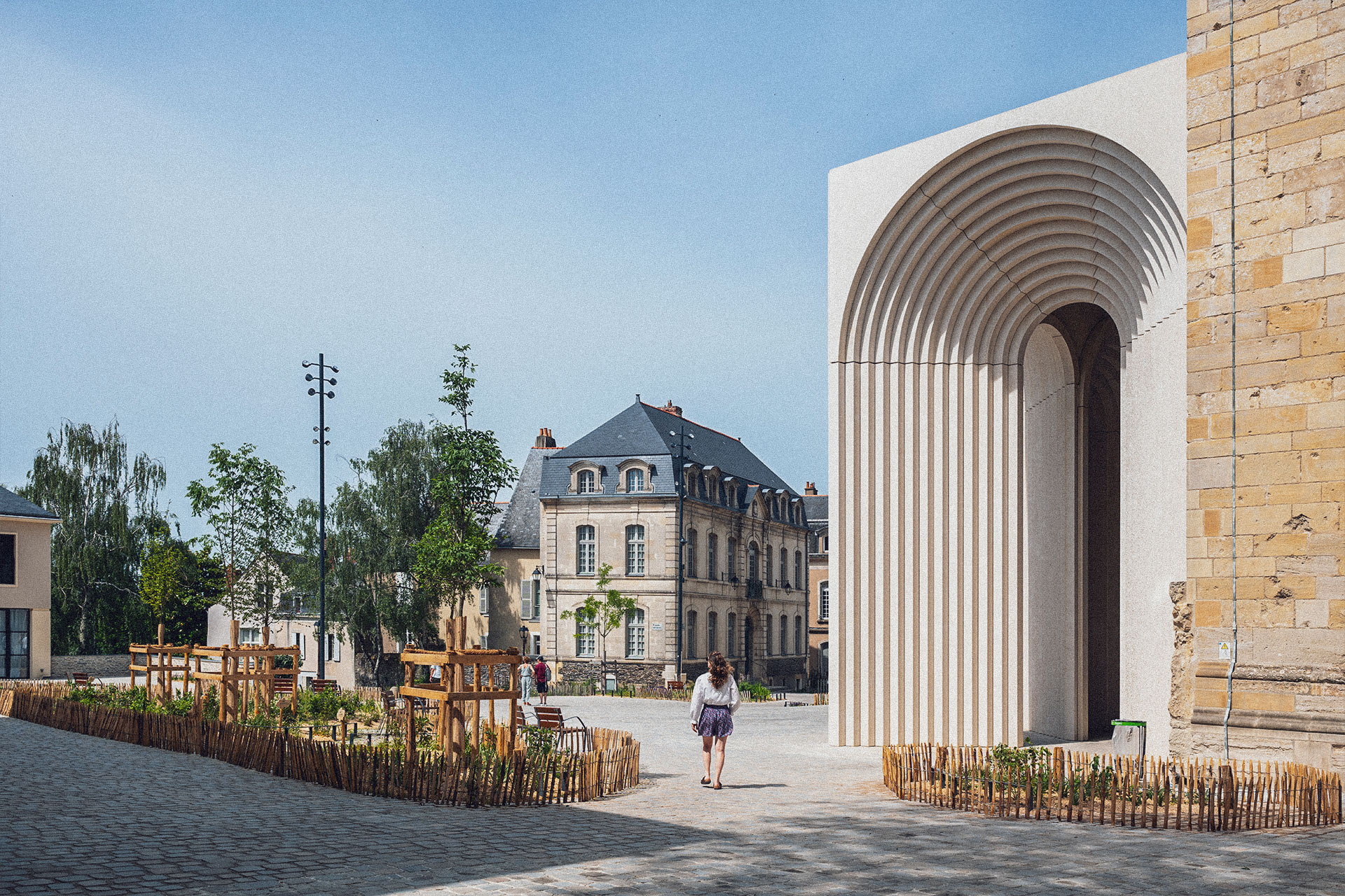 Vue de la place Freppel à Angers, aux abord de la cathédrale Saint-Maurice, avec la galerie contemporaine situé sur son parvis