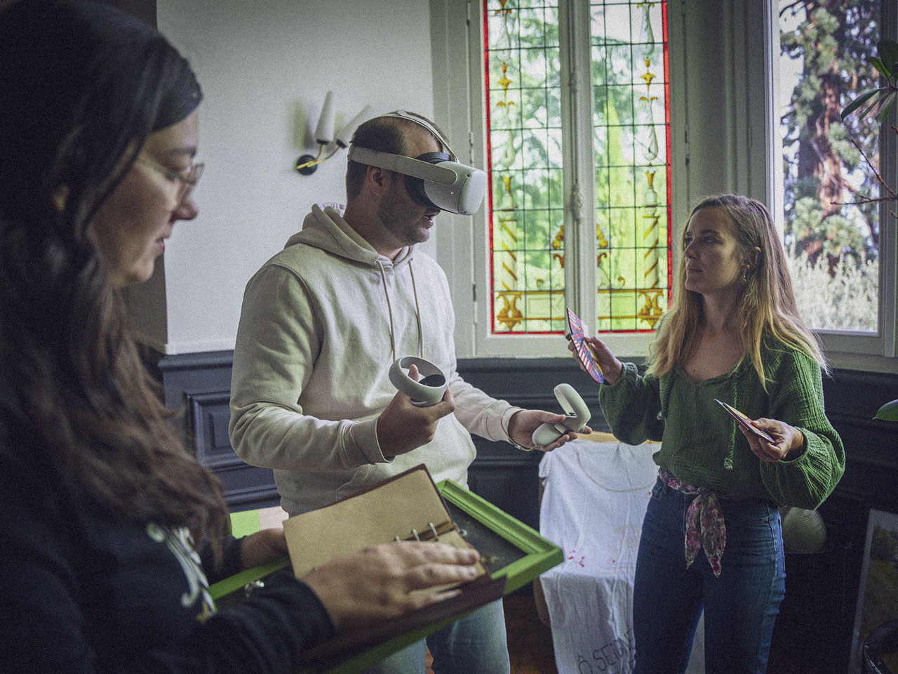Evenement team building au chateau des forges avec un masque de réalité virtuelle