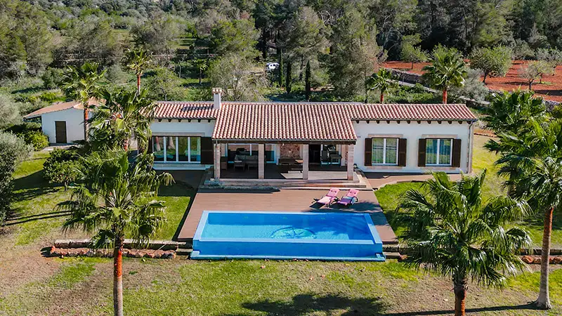 Mediterraner Pool-Bungalow von LUXHAUS