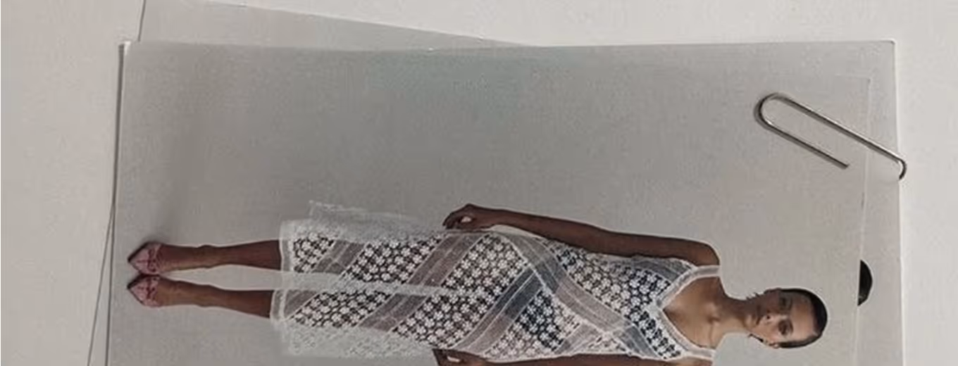 Photo d'une femme portant une robe en dentelle blanche à motifs en diagonale, de face.