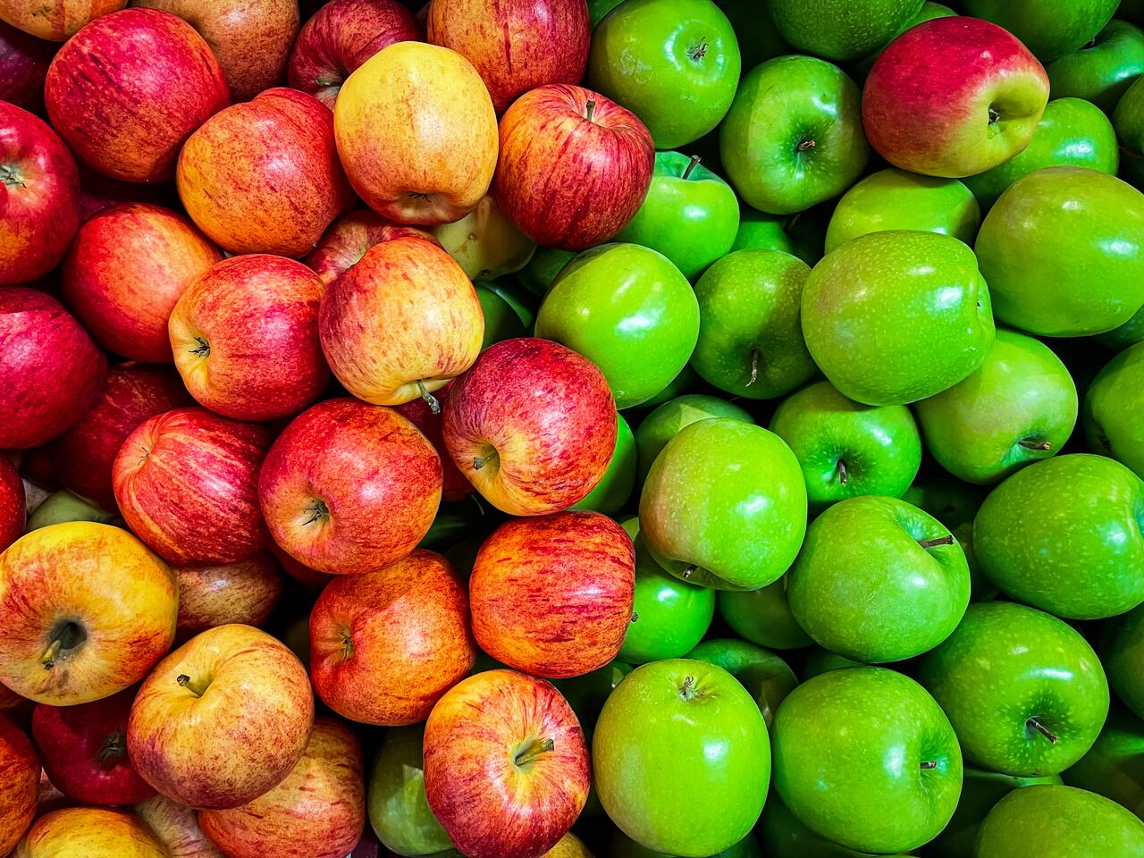 Rote und grüne Äpfel