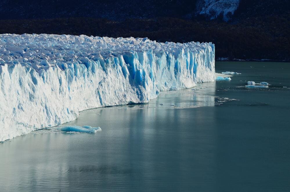 Schmelzender Eisberg - Die Klimakrise ist eine reale Bedrohung