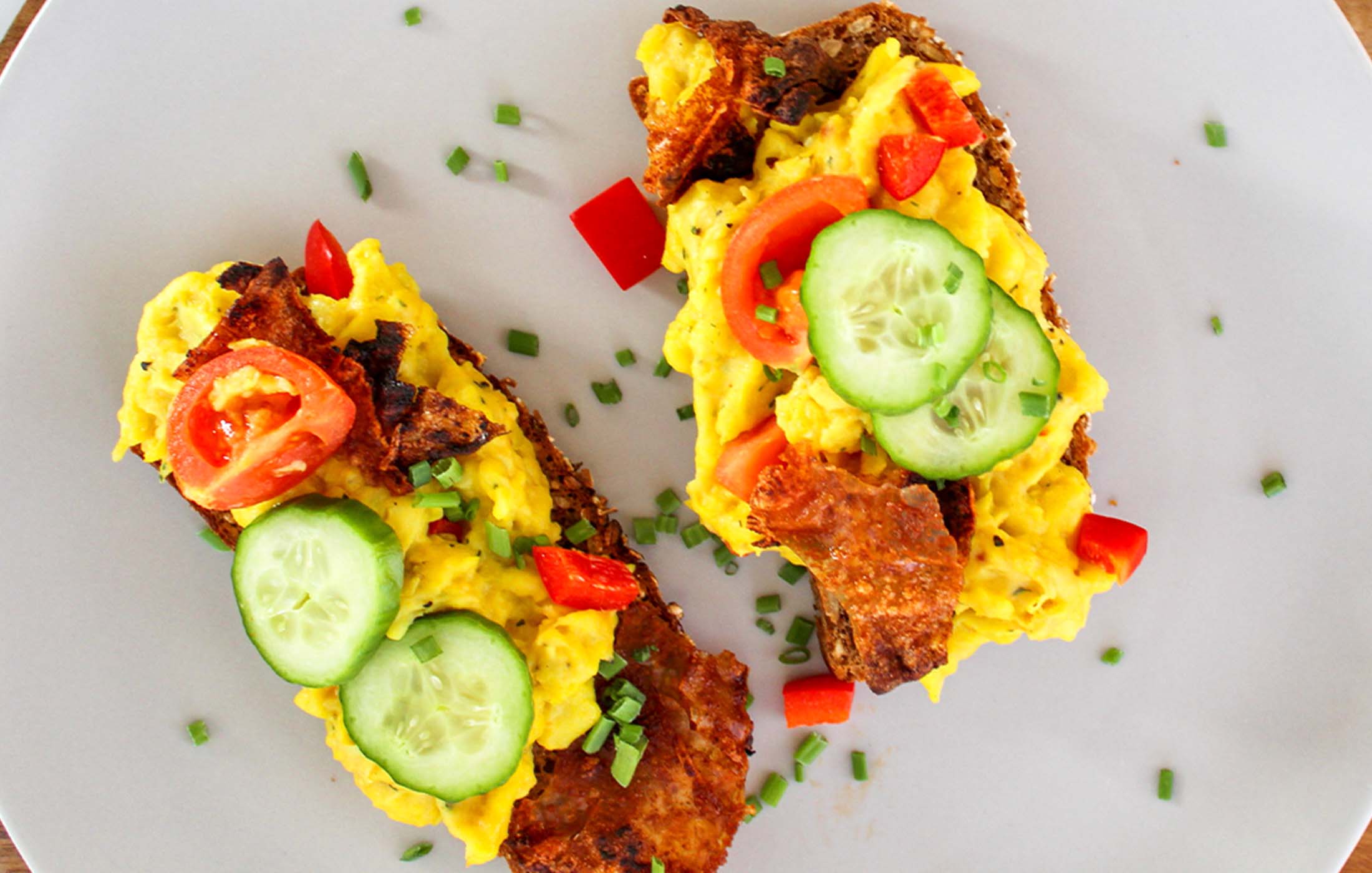 Veganes Rührei von GREENFORCE auf leckerem Brot