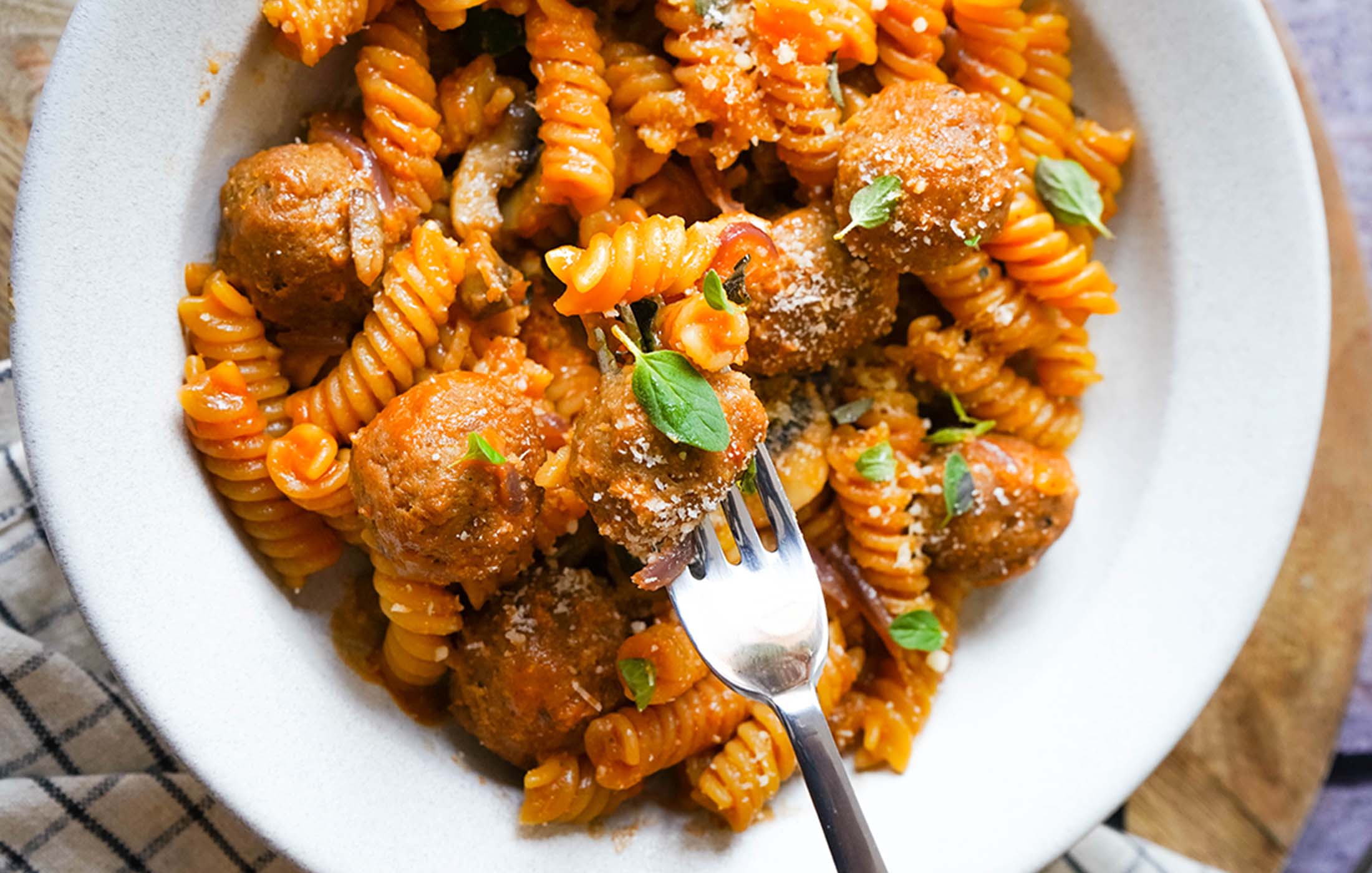 Vegane One Pot Pasta mit Köttbullar von GREENFORCE