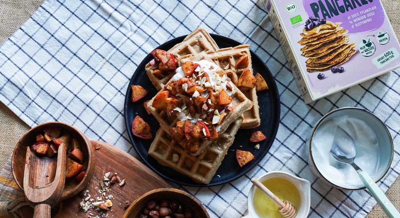 Vegane Waffeln mit Bratapfel-Topping