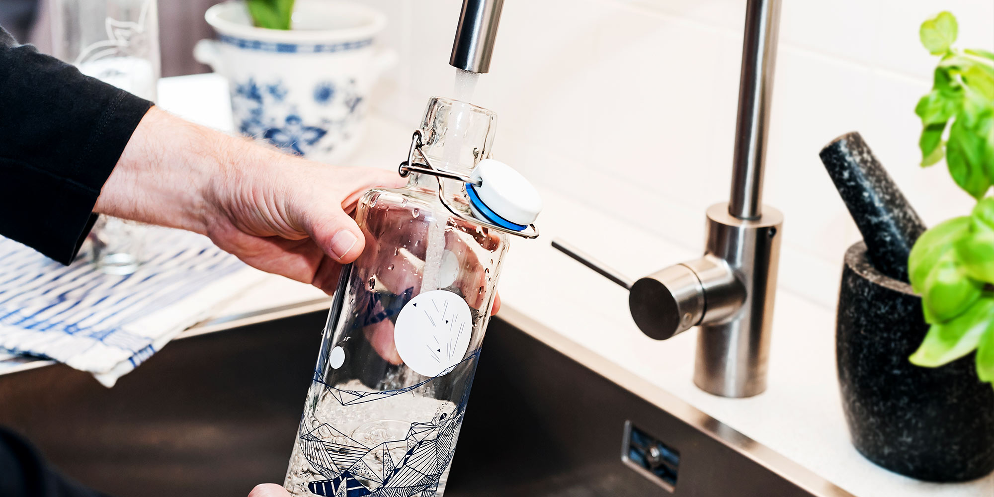 Glastrinkflasche von soulbottles wird mit Leitungswasser befüllt