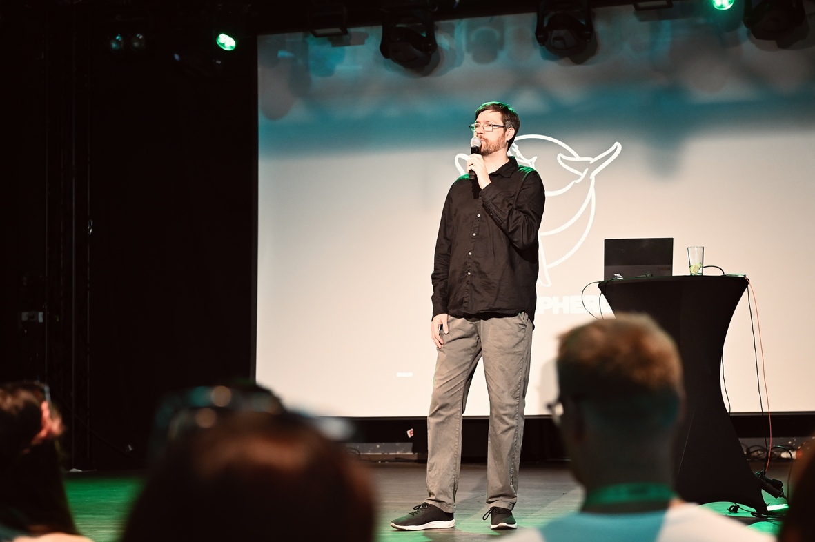 Nicolai Duda von Sea Shepherd Global auf der Bühne des Startups for Tomorrow Festivals 
