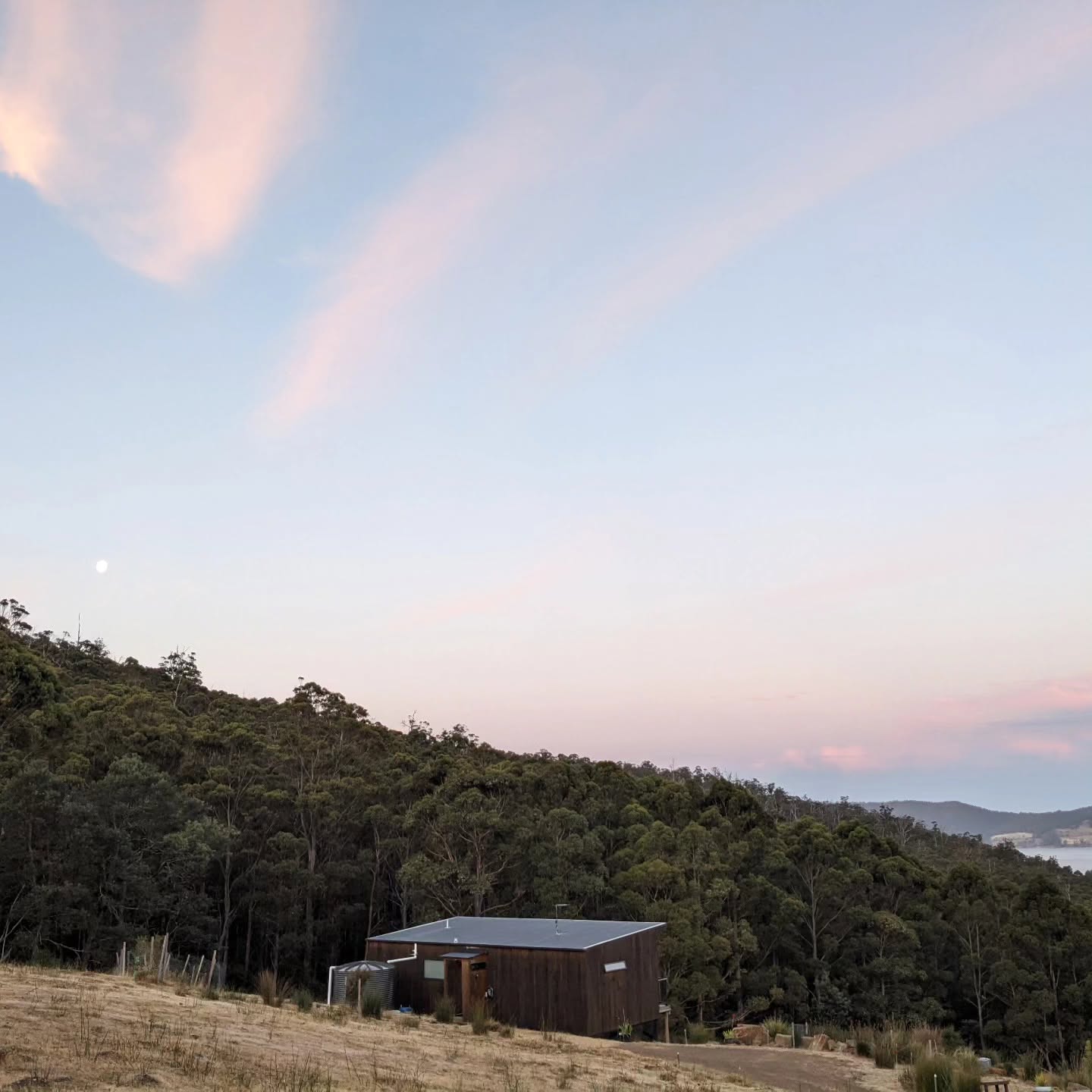 The haus at dusk in the hills