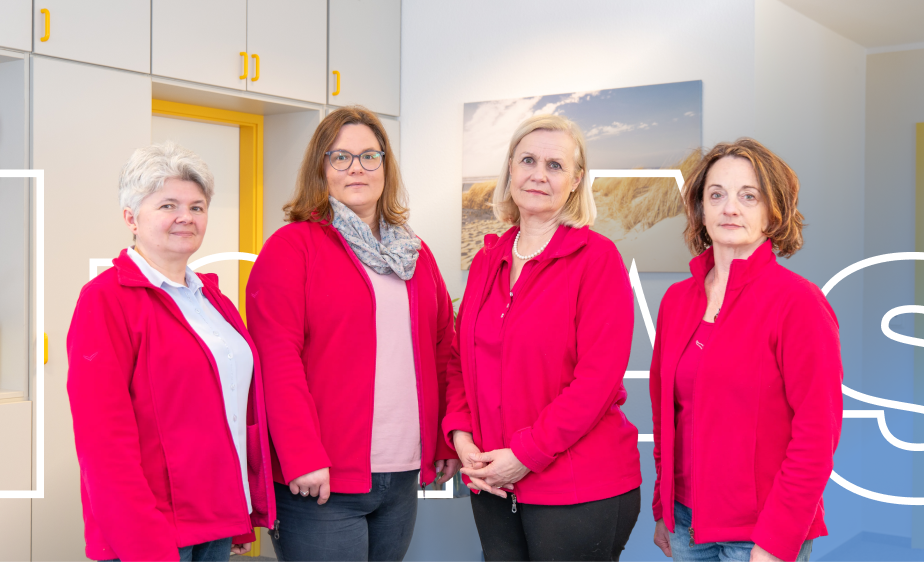 Mitarbeiterinnen in roten Jacken