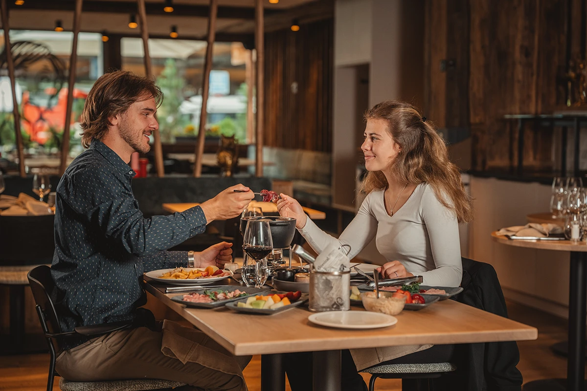 Traditionelles Fleischfondue-Essen im Restaurant Ribis & Stibis in Täsch – Perfekt für gesellige Abende nach dem Skifahren