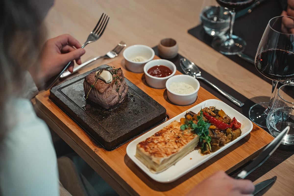 Saftiges Steak auf dem heissen Stein serviert im Restaurant Ribis & Stibis – Kulinarik-Highlight in Täsch nahe Zermatt