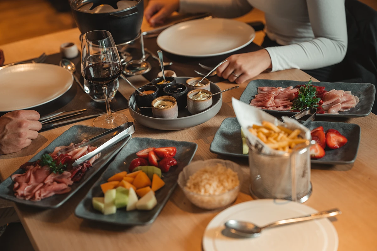 Reichhaltige Fleischfondue-Spezialitäten im Restaurant Ribis & Stibis in Täsch