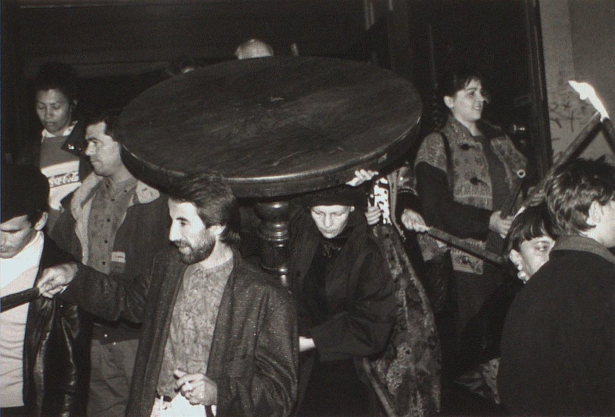 Tischtransport auf den Bundesplatz, 12. Oktober 1993, Sozialarchiv