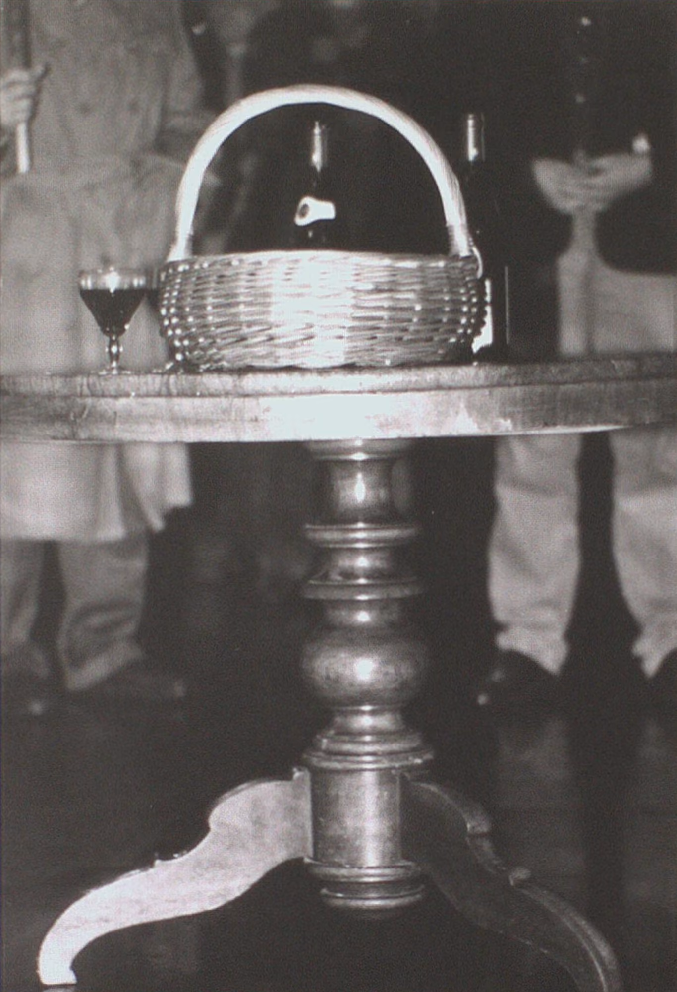 Ein runder Holztisch mit Wein und Brot, 12. Oktober 1993, Sozialarchiv