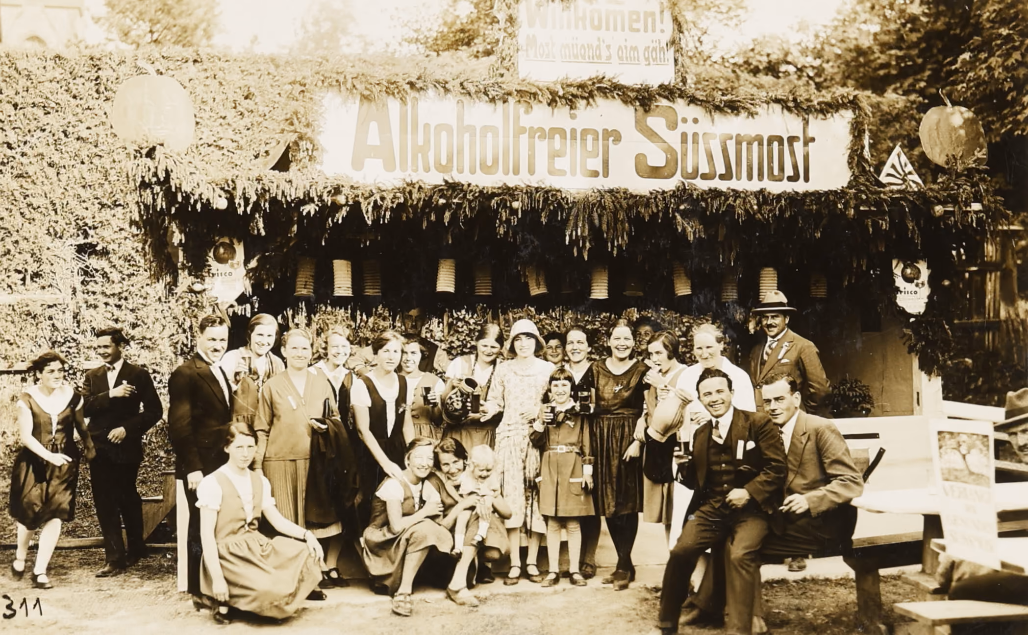 Süssmostaktion der Sektion «Luktretia» Chur am kantonalen Sängerfest in Bad Ragaz, Juni 1930, Gosteli-Archiv