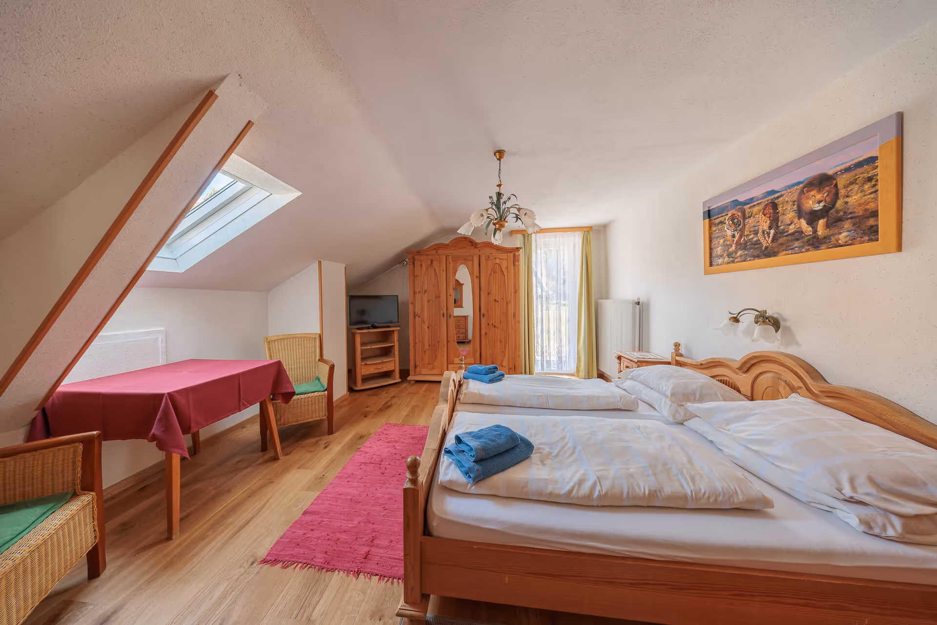Gemütliches Dachzimmer mit Doppelbett zum Übernachten im Gasthof Postl