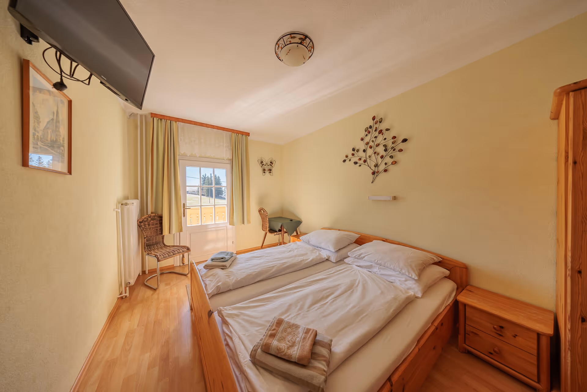 Helles Doppelzimmer mit Bergblick im Alpengasthof Postl – Übernachten auf der Hohen Wand