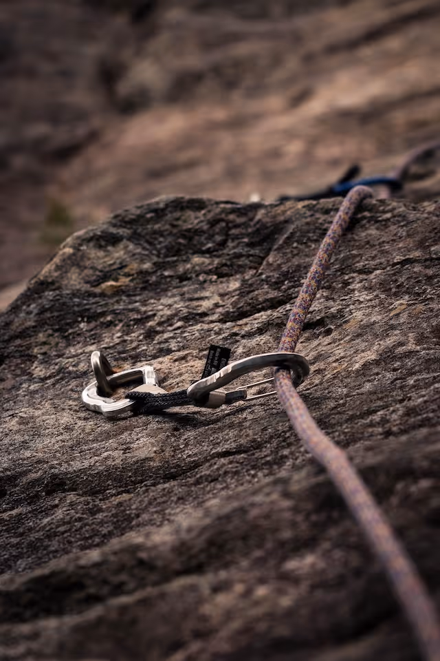Karabiner und Kletterseil am Fels – Klettern und Klettersteige an der Hohen Wand