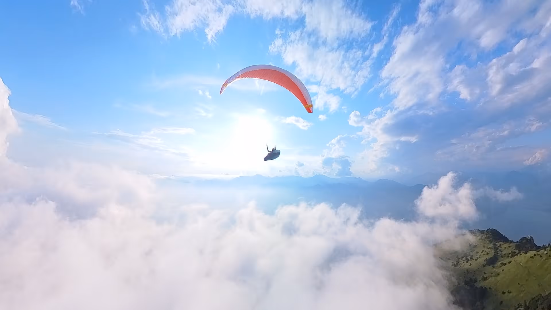 Gleitschirmflieger über dem Wolkenmeer – Paragleiten in der Region Hohe Wand