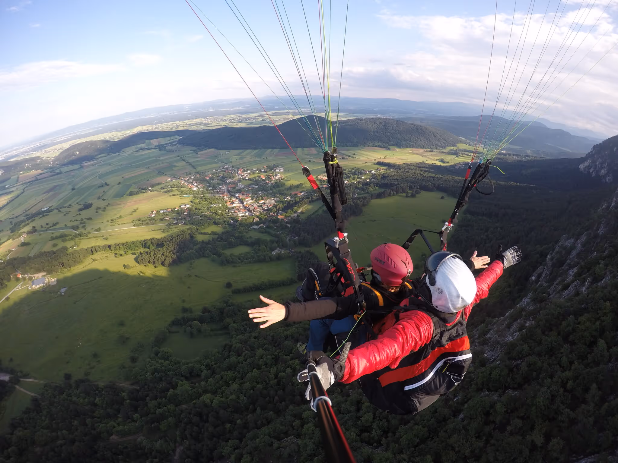 Tandem-Gleitschirmflug über grüner Landschaft – Paragleiten ab dem Gasthof Postl