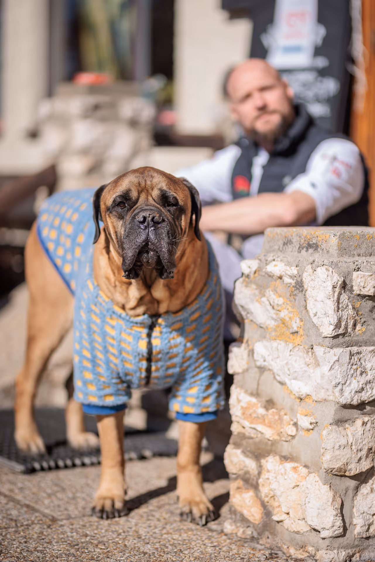 Gastgeber mit Hund vor dem Eingang des Alpengasthof Postl – herzliche Gastfreundschaft