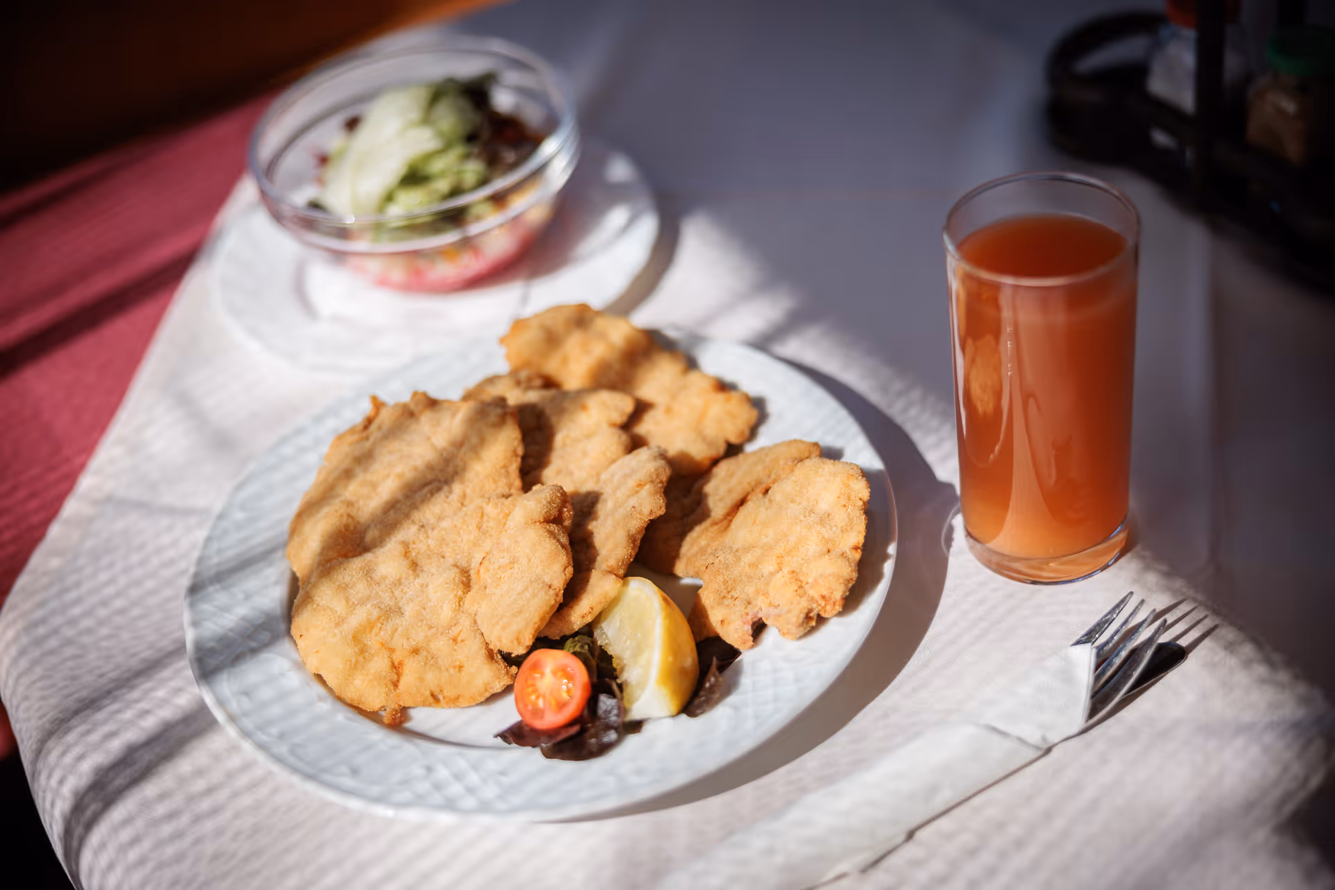 Frisch gebackenes Wiener Schnitzel mit Salat – Hausmannskost im Alpengasthof Postl