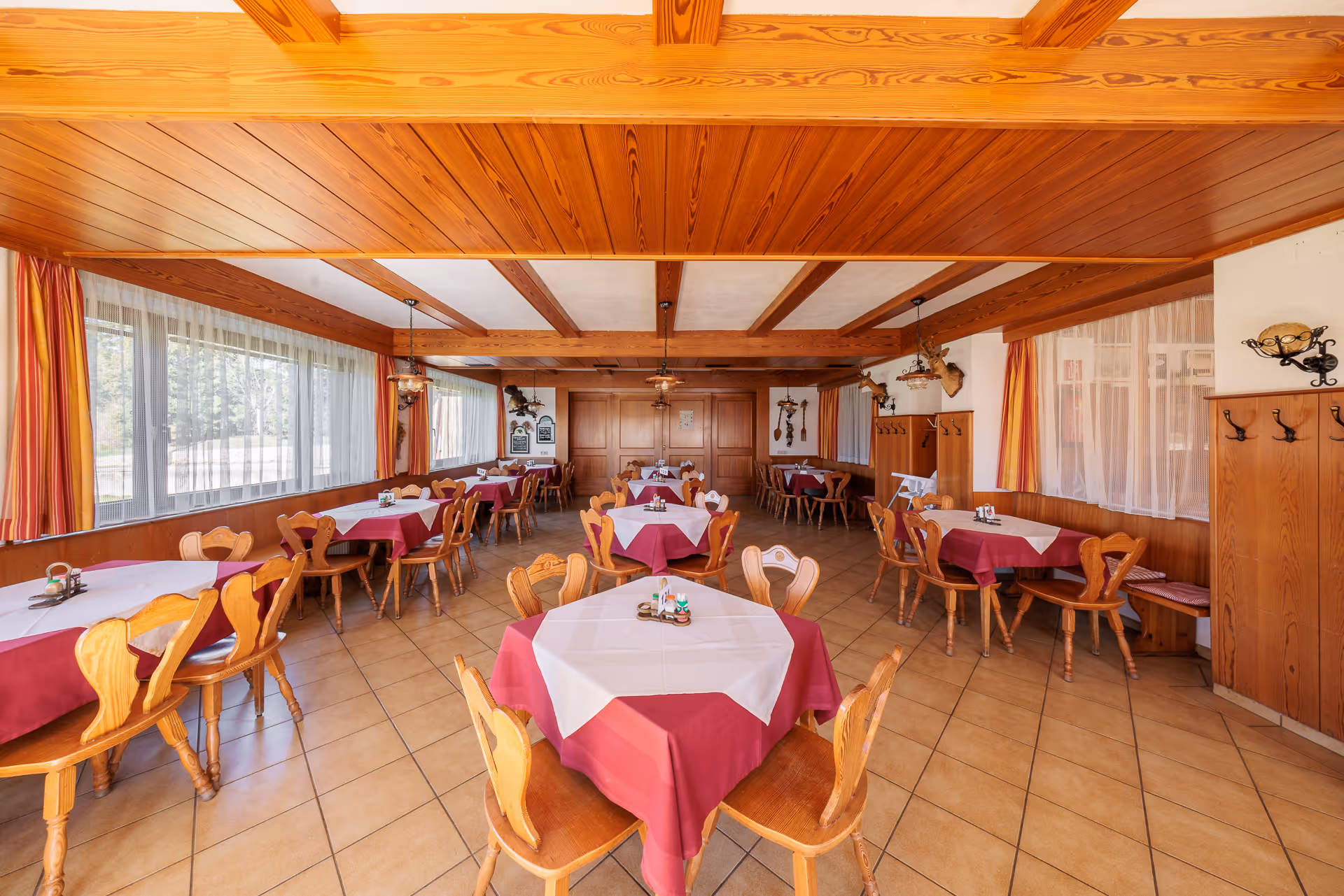 Großer Speisesaal mit Holzdecke und Platz für Gruppen im Gasthof Postl, Naturpark Hohe Wand