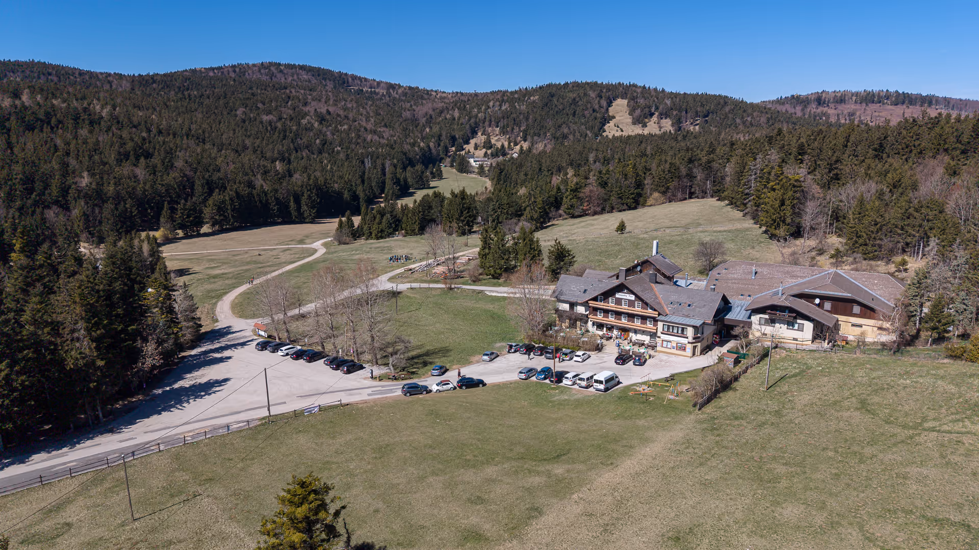 Luftaufnahme des Alpengasthof Postl inmitten von Wald und Almwiesen im Naturpark Hohe Wand