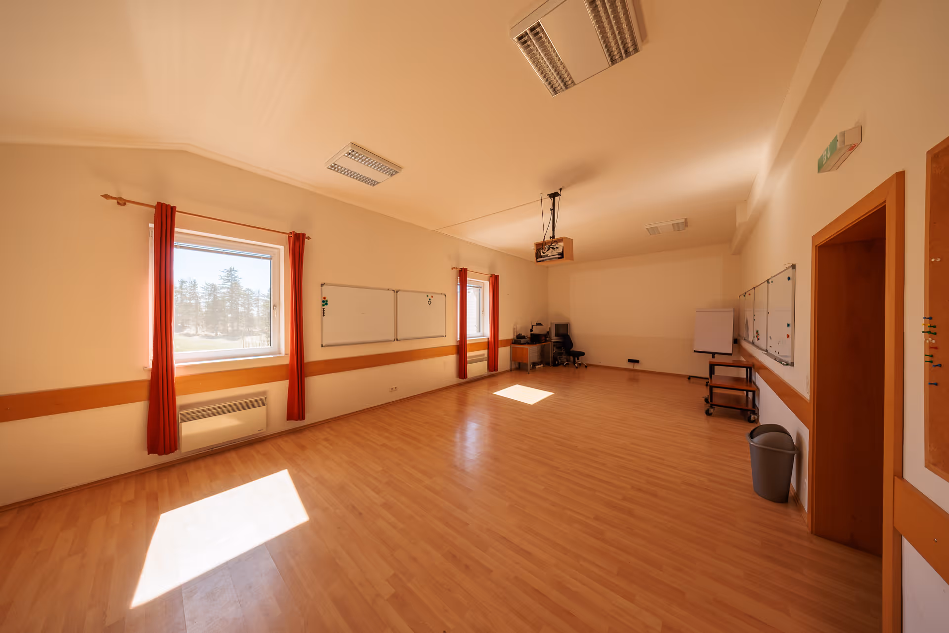 Heller Seminarraum mit Whiteboards und Beamer im Alpengasthof Postl, Naturpark Hohe Wand