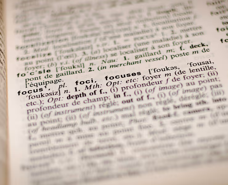 Page of a dictionary open to the entry for the word 'focus' with definitions in French.