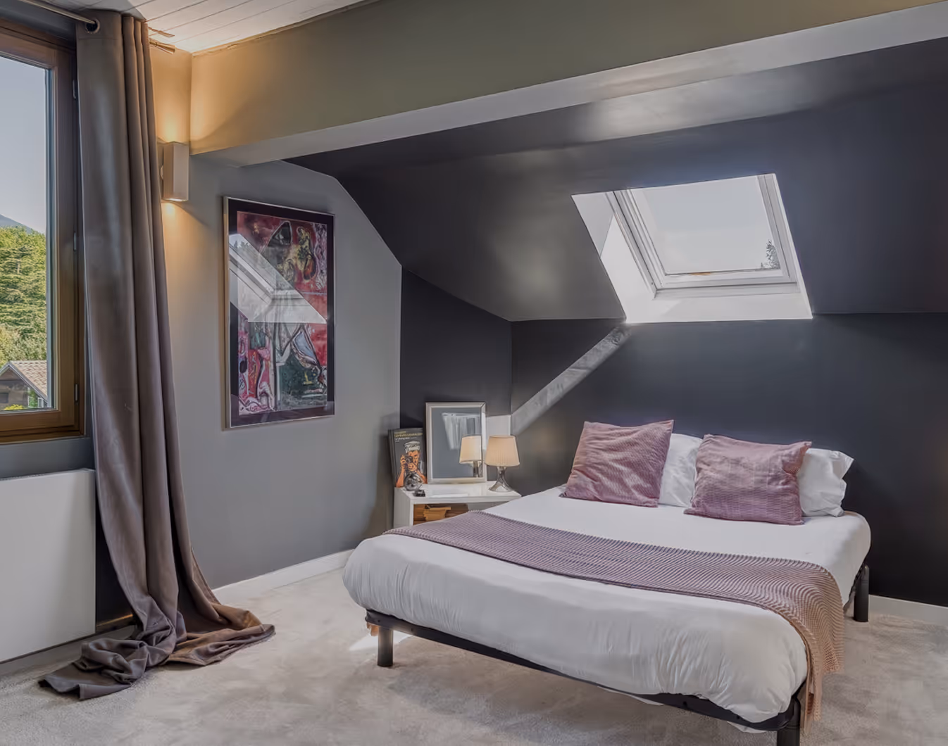 Chambre avec deux lits jumeaux avec linge noir, lampes, fenêtre et cible murale.