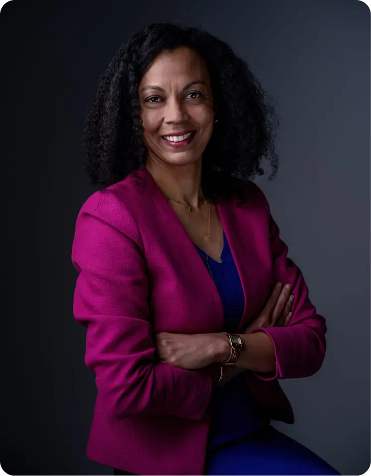 Portrait professionnel de Maître Carole Roy Carrere, avocate en droit des affaires, portant une veste fuchsia.