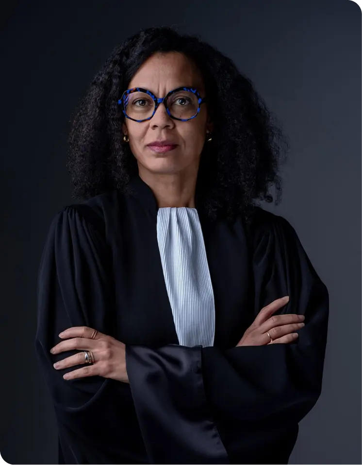 Maître Carole Roy Carrere en robe d'avocat, représentant l'expertise juridique et le conseil aux entreprises.
