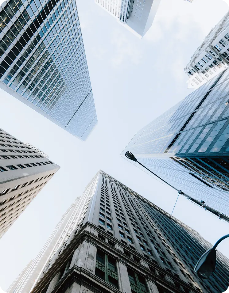Vue en contre-plongée de gratte-ciel modernes, symbolisant la solidité et la structure des contrats commerciaux.