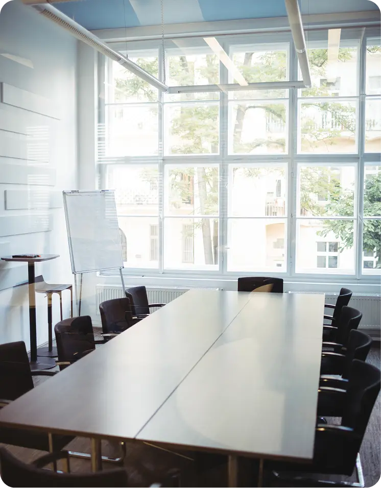 Une salle de réunion lumineuse avec une grande table et des chaises, illustrant une pratique fondée sur la clarté et la responsabilité.