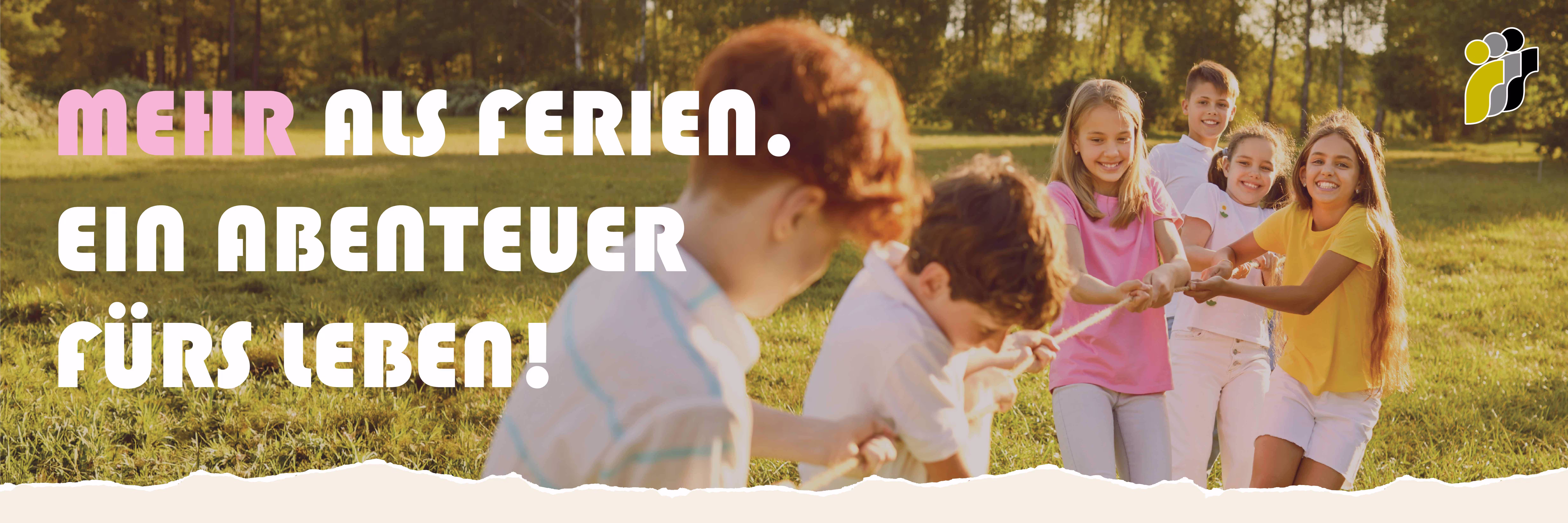 Kinder spielen gemeinsam Tauziehen auf einer sonnigen Wiese.