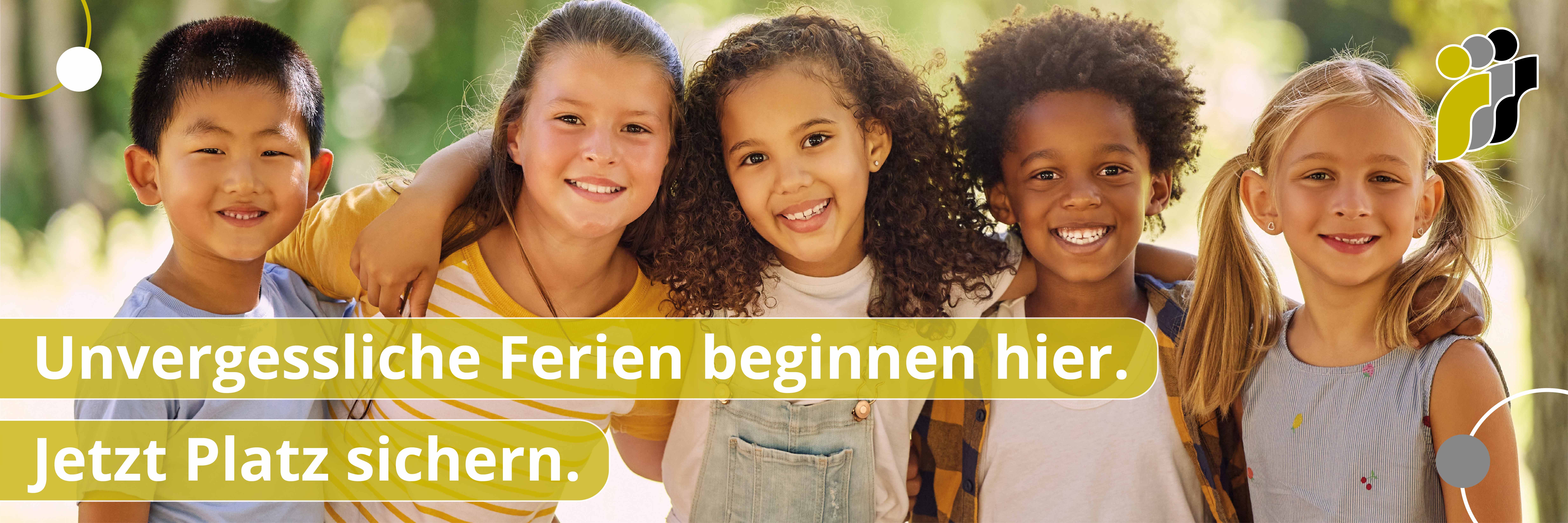 Fünf lachende Kinder stehen mit verschränkten Armen zusammen im Freien. Mit dem Text: Unvergessliche Ferien beginnen hier. Jetzt Platz sichern.