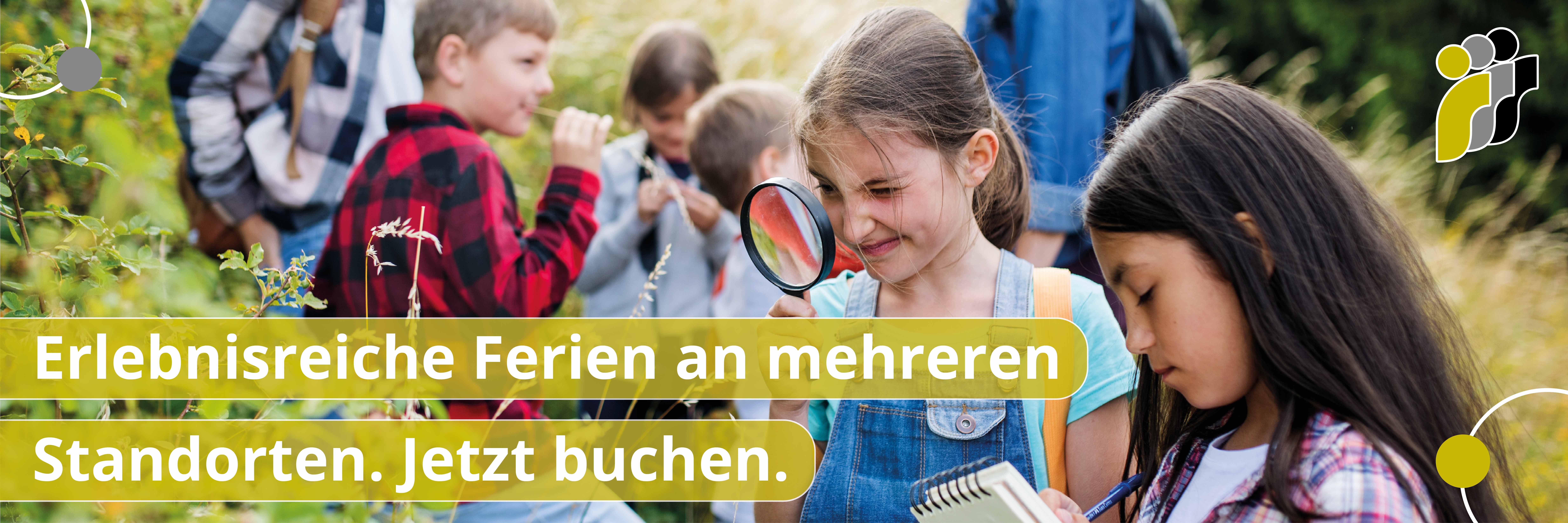 Kinder erkunden die Natur bei Tageslicht: Ein Mädchen betrachtet etwas durch eine Lupe, ein anderes Mädchen schreibt in ein Notizbuch, im Hintergrund spielen weitere Kinder in einem grünen Feld. Mit dem Text: Erlebnisreiche Ferien an mehreren Standorten. Jetzt buchen.