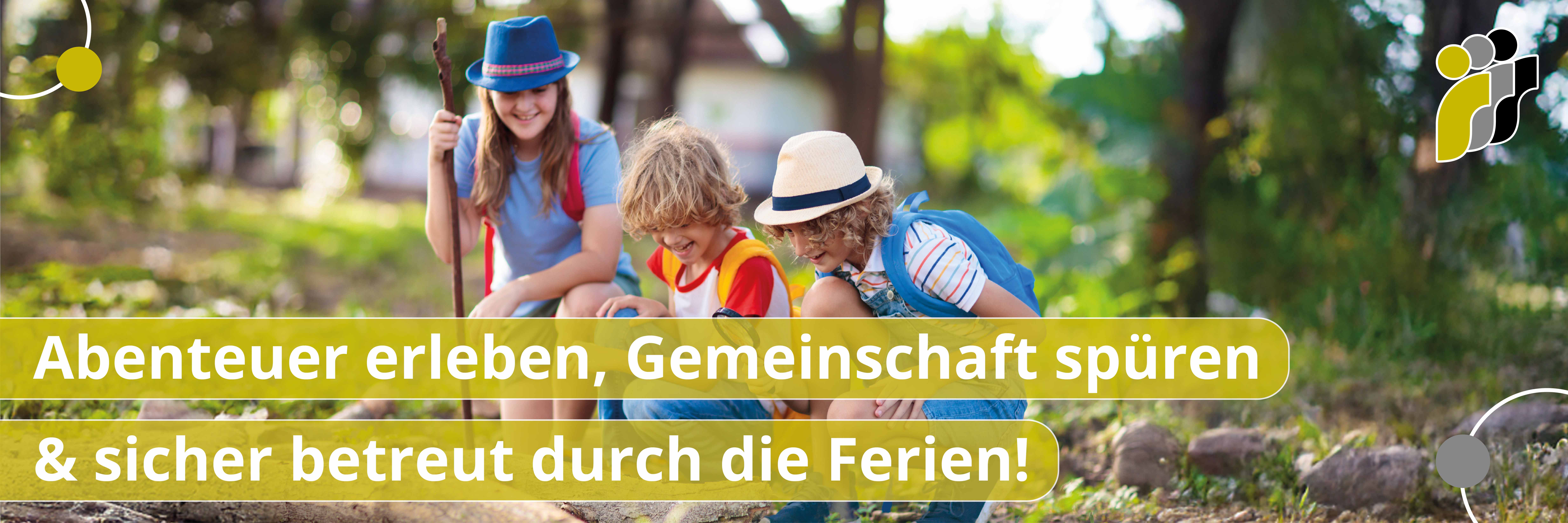 Drei lächelnde Kinder mit Rucksäcken und Hüten bei einem Abenteuer im Wald. Mit dem Text: Abenteuer erleben, Gemeinschaft spüren & sicher betreut durch die Ferien!
