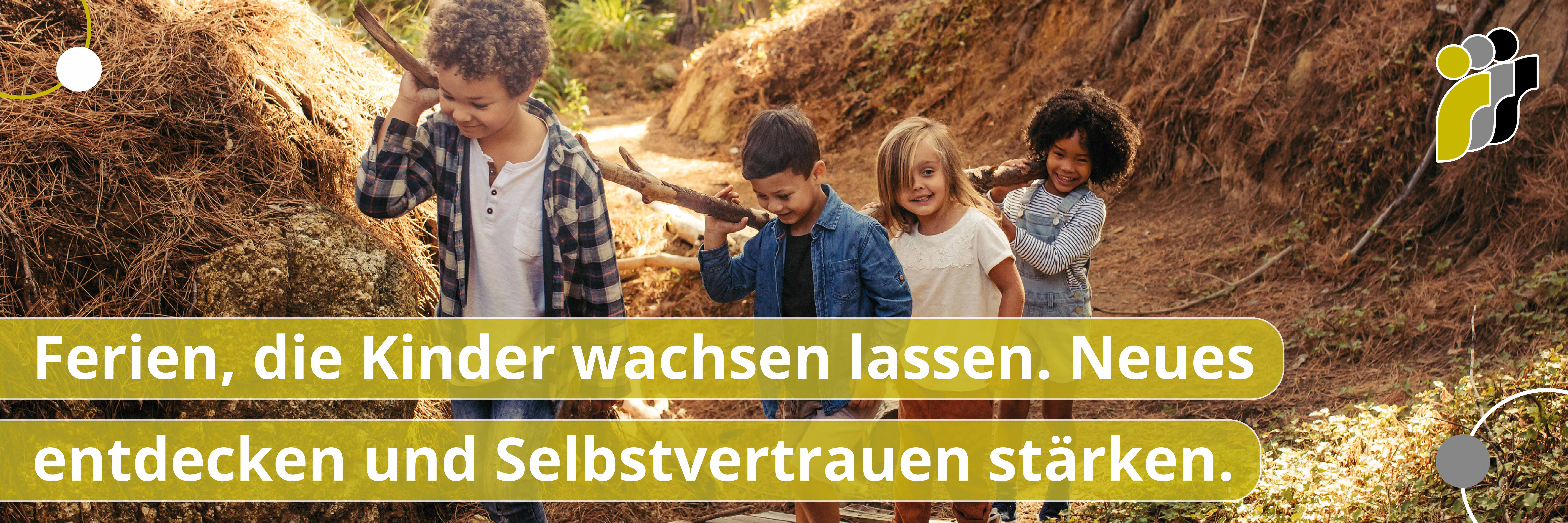 Vier fröhliche Kinder gehen draußen auf einem Waldweg, zwei von ihnen tragen Äste auf den Schultern. Mit dem Text: Ferien, die Kinder wachsen lassen. Neues entdecken und Selbstvertrauen stärken.
