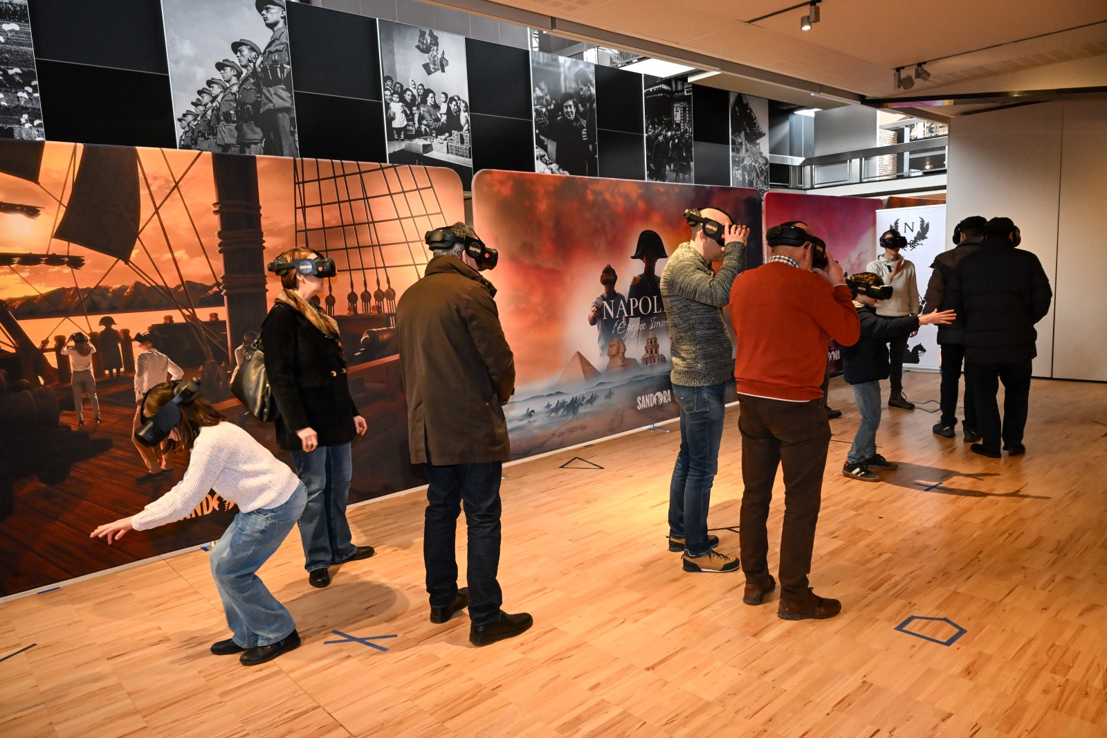 Groupe de personnes qui voient l'expérience sur Napoléon en réalité virtuelle au Musée royal de l'Armée à Bruxelles